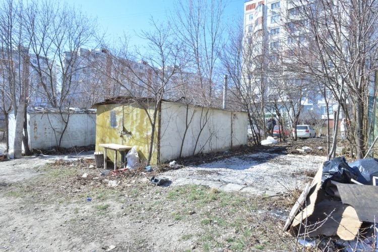 На Чеканах снесли 5 гаражей, еще 45 ждут своей очереди