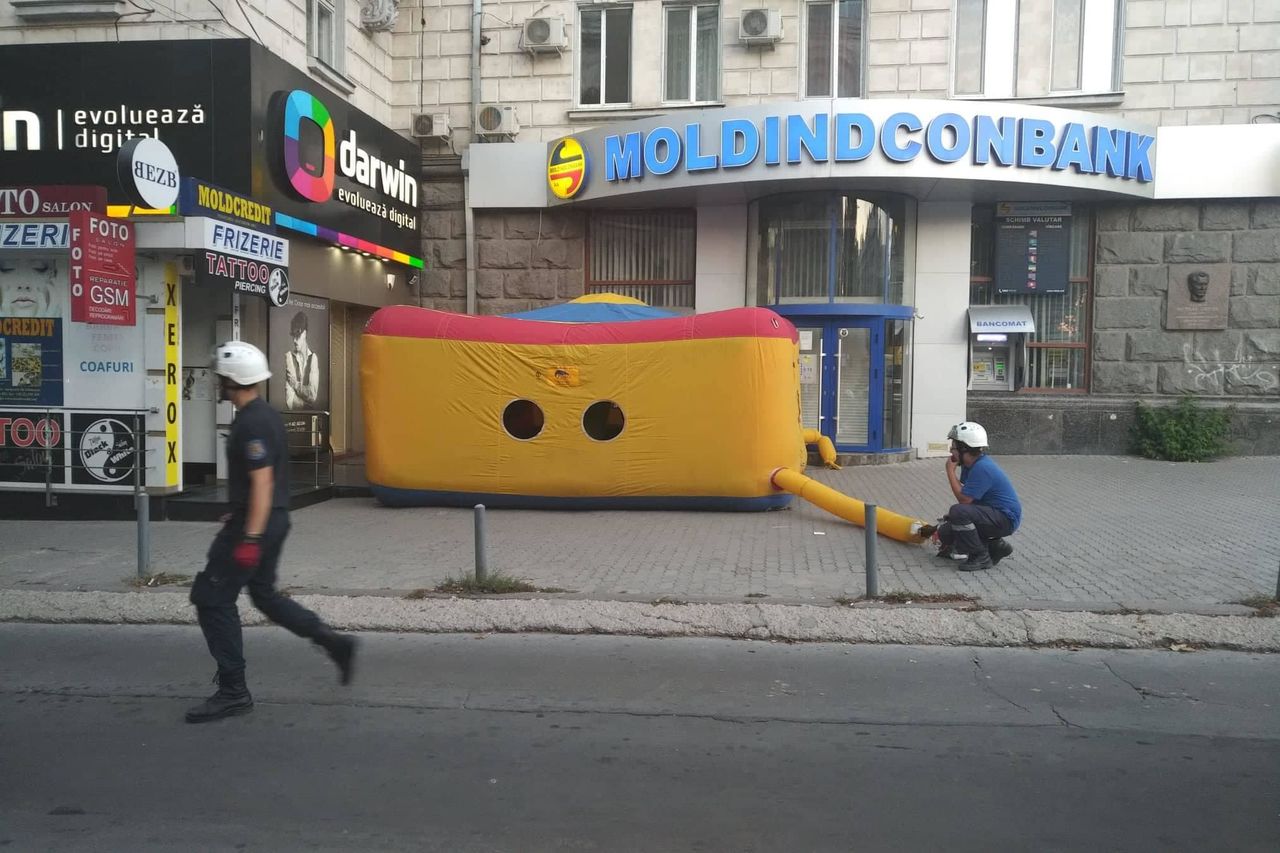 В центре Кишинева парень забрался на крышу здания и угрожал сброситься