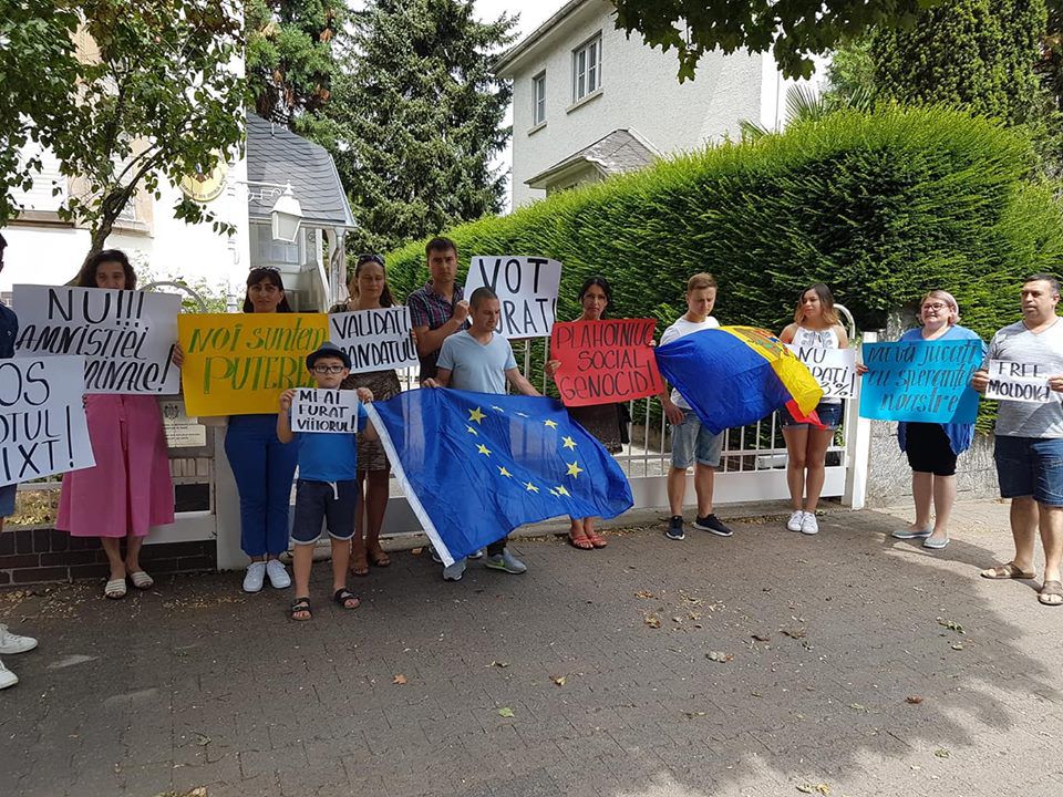 Молдавская диаспора провела протесты в трех европейских городах