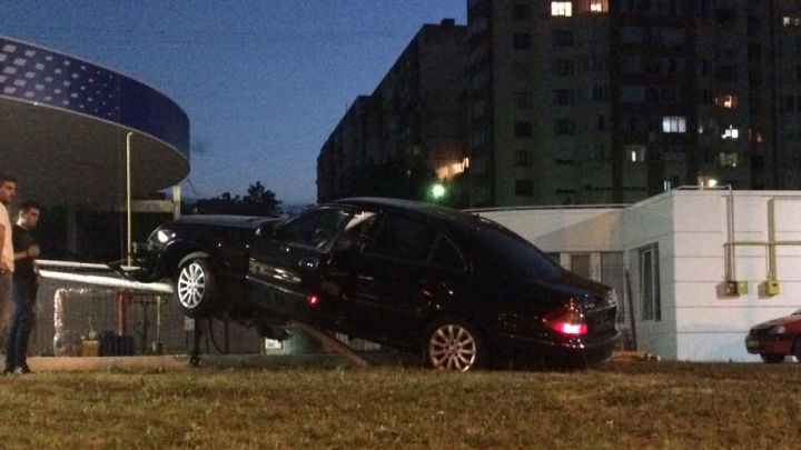 Șofat la înălțime! O mașină, suspendată pe o stație de pompare a gazelor