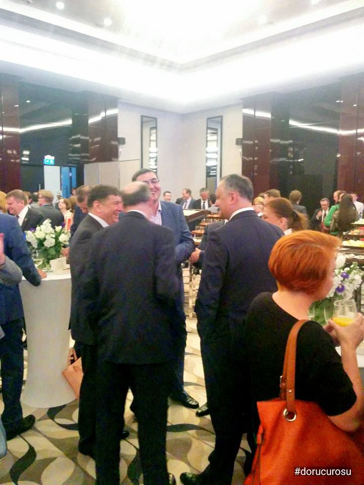 Dodon și Usatîi, surprinși în toane bune la recepția dedicată Zilei Europei