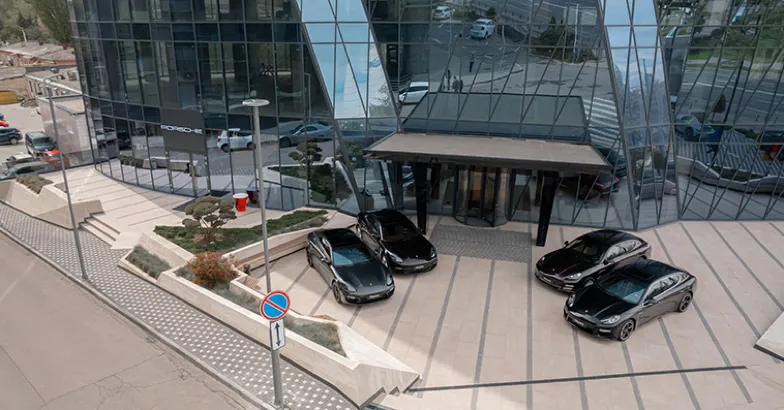 Porsche: Открылся новый Porsche Pop-Up Showroom