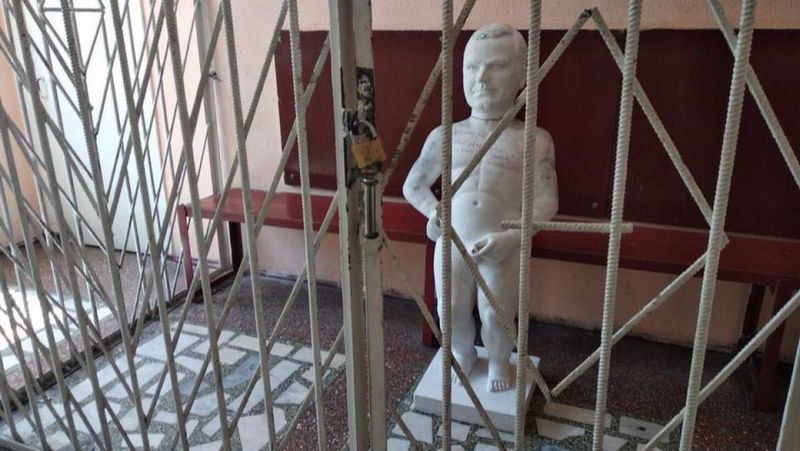 Скандальную скульптуру «писающего» кандидата в генпримары закрыли в «обезьяннике»