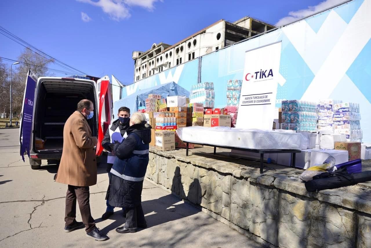 Турецкое агентство TIKA передало новую партию гуманитарного груза для беженцев