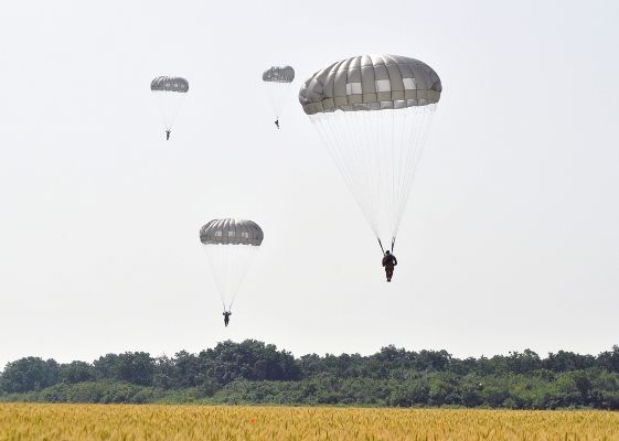 Военные Fulger Нацармии совершили прыжки с парашютом