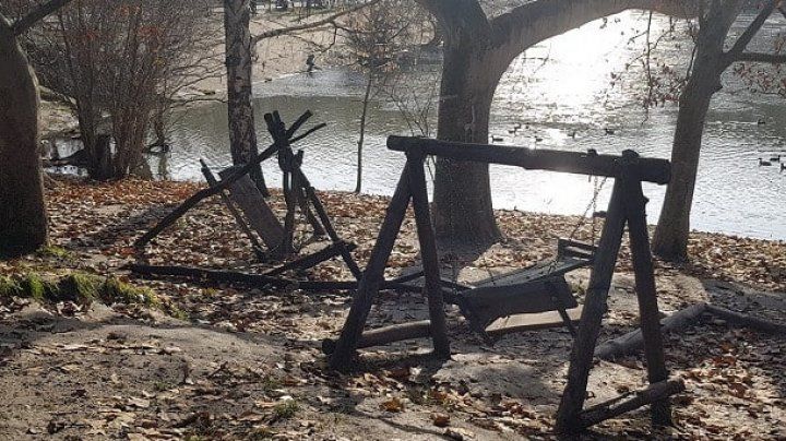 Вандалы сломали деревянные качели в парке "Долина роз"