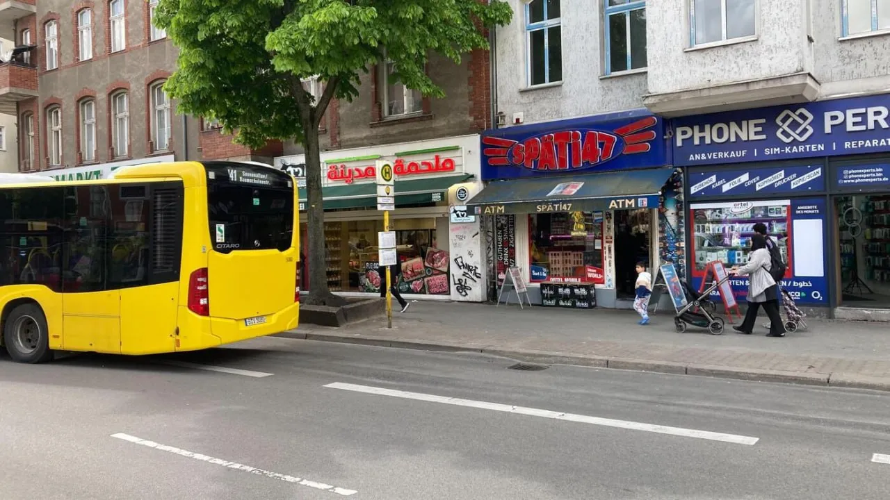 Un sirian l-a înjunghiat pe un pasager în gât la o stație de autobuz din Berlin, apoi a atacat o femeie