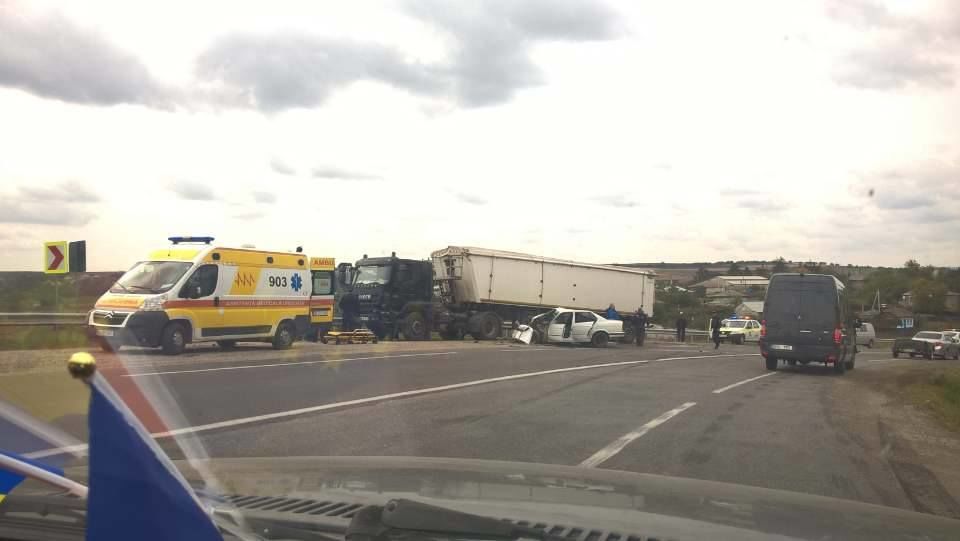 Accident grav lângă localitatea Recea. Un BMW a intrat într-un TIR. O persoană și-a pierdut viața