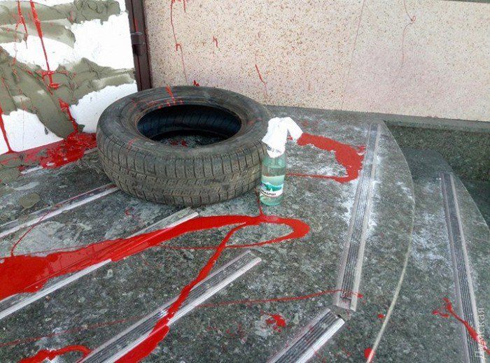 В Одессе замуровали Альфа-банк, возникла потасовка