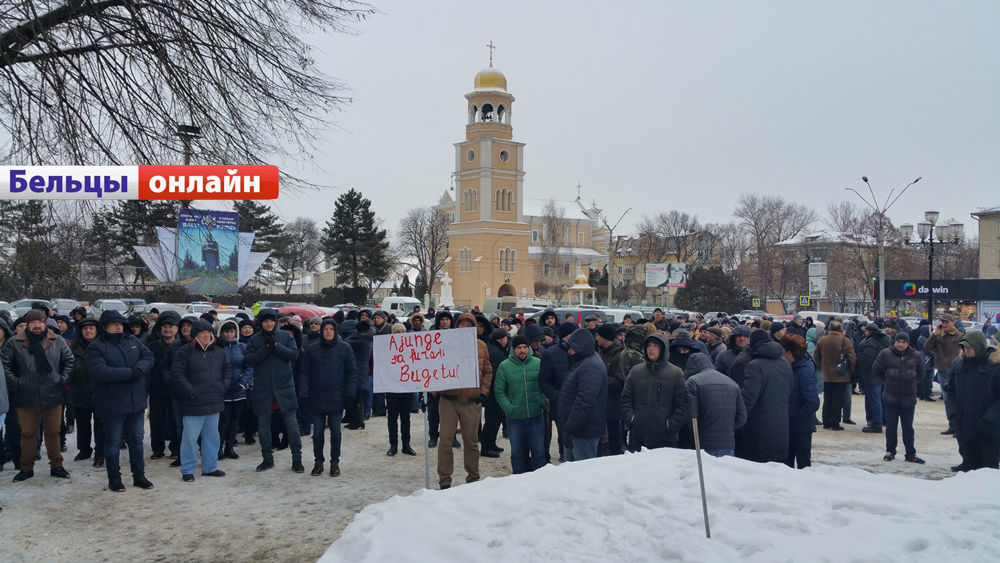 В Бельцах перед примэрией протестовали местные жители