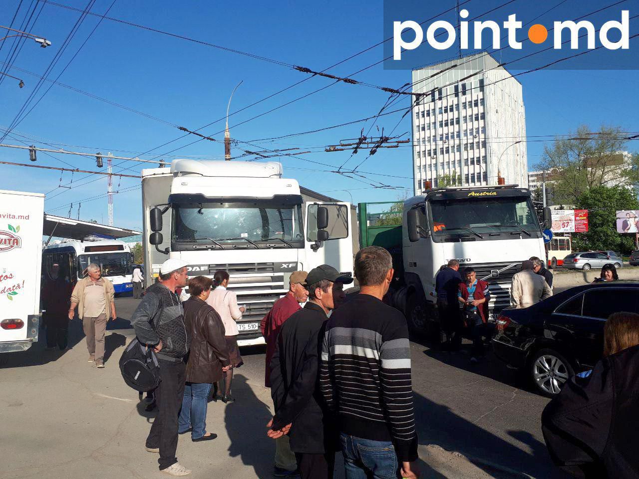 На Телецентре образовались большие пробки из-за ДТП с участием фур