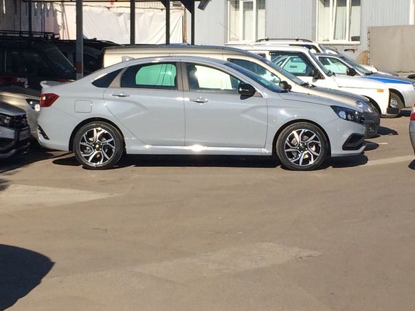 В Сети появились "живые" снимки спортивной версии Lada Vesta