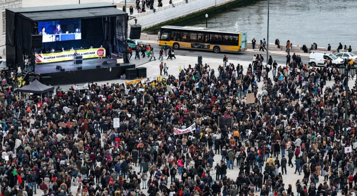 Акция протеста учителей в Лиссабоне собрала тысячи человек