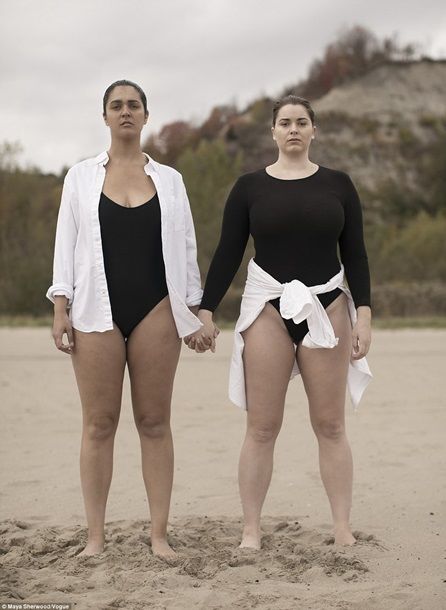Модели plus-size снялись в купальниках для глянца