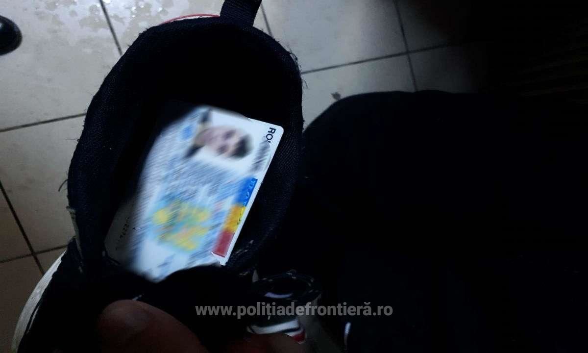 В Румынии у 7 молдаван изъяли поддельные документы, спрятанные в обуви