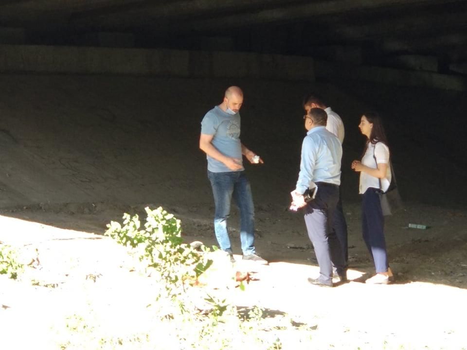 На Ботанике под виадуком обнаружен труп мужчины