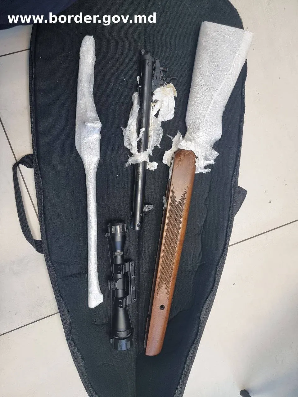 В аэропорту пограничники изъяли прицел и части к огнестрельному оружию