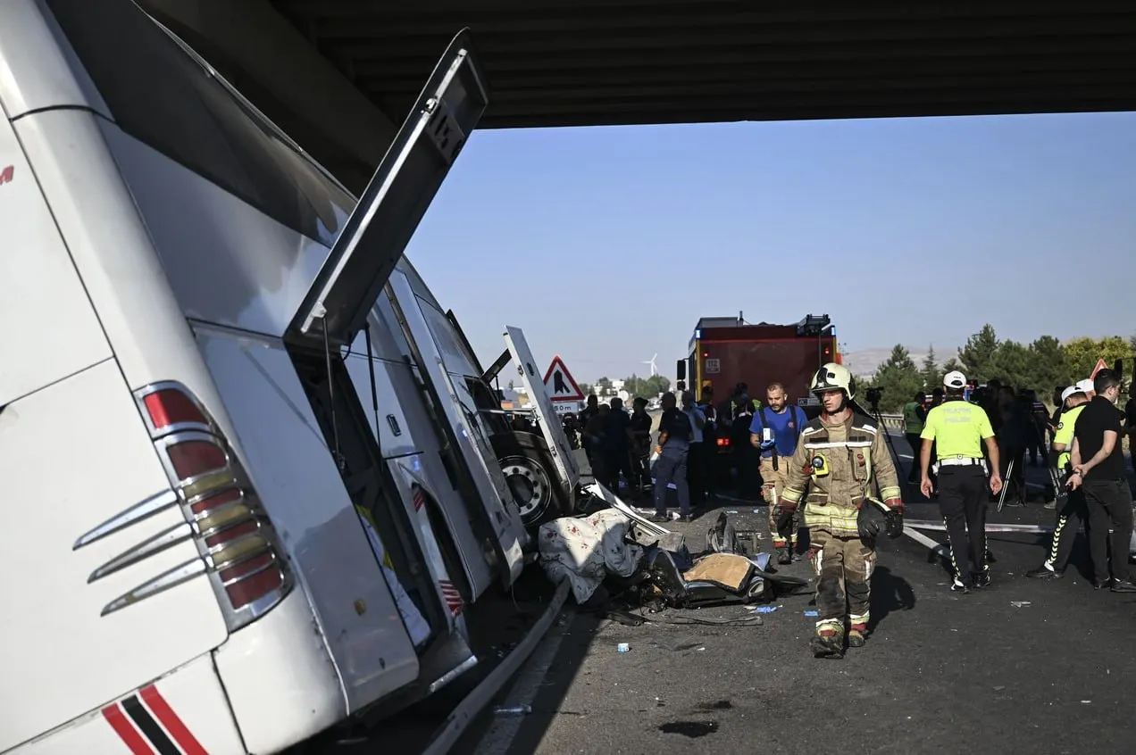 Un autobuz s-a izbit într-un pilon pe un pod din Ankara: 9 morți și 26 de răniți