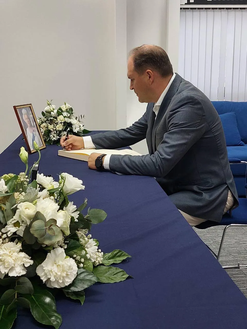 Чебан возложил цветы у посольства Великобритании в Кишинёве