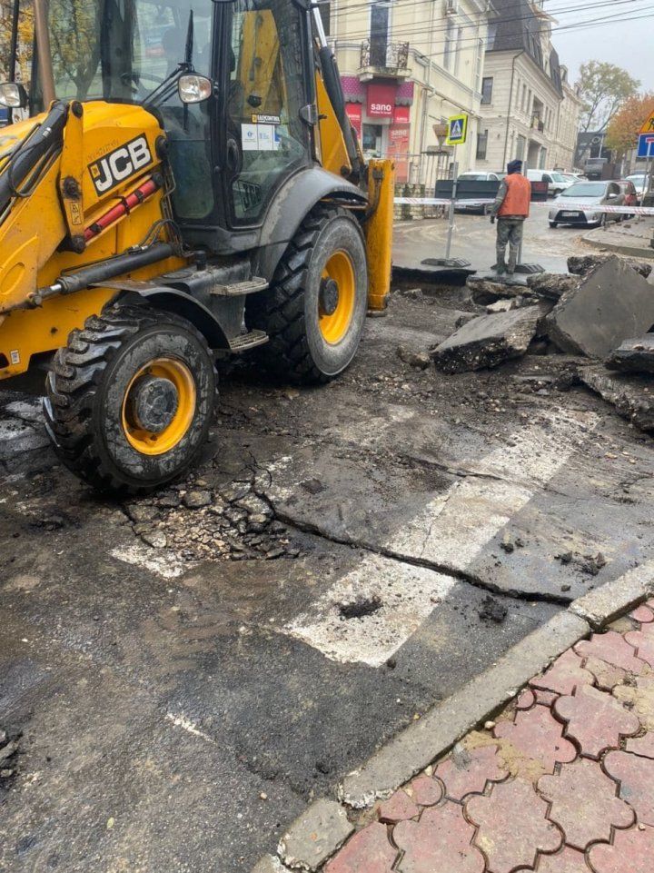 Яма стала причиной блокировки движения на одной из столичных улиц
