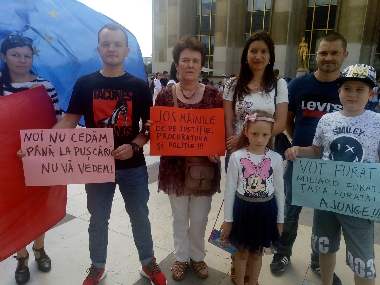 Молдавская диаспора провела протесты в трех европейских городах