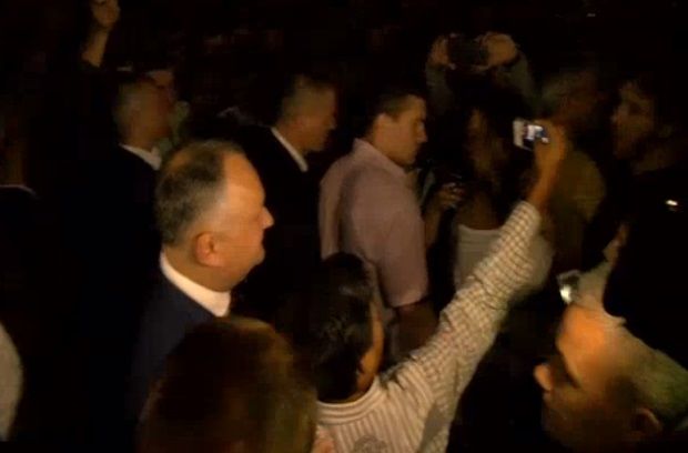 Înconjurat de bodyguarzi, Dodon a făcut baie de mulţime în PMAN