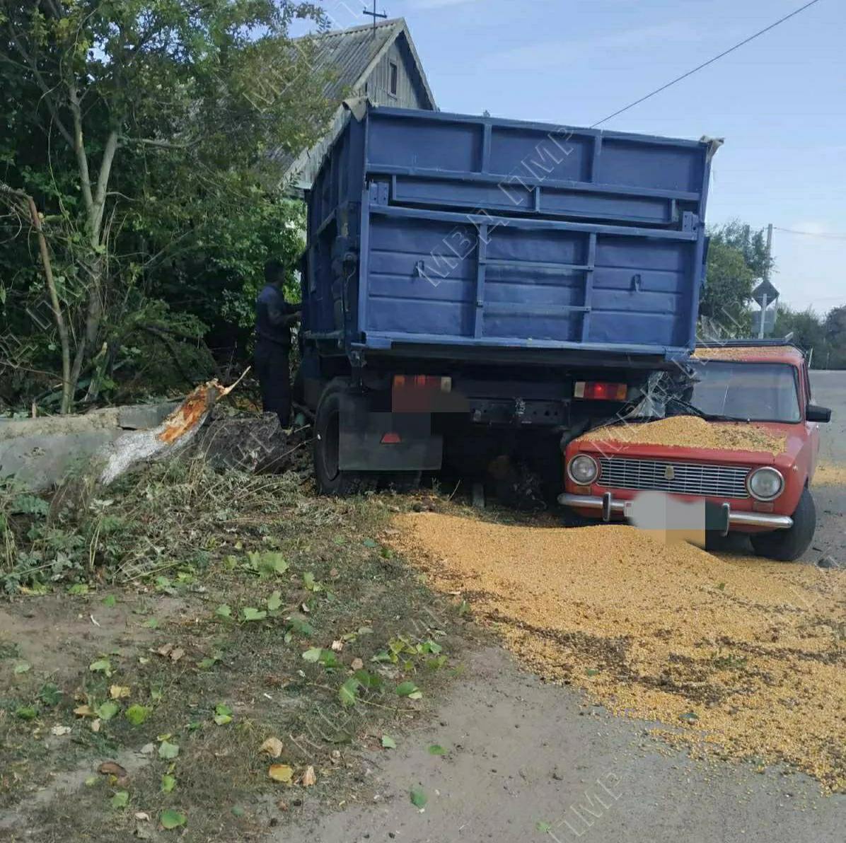 ДТП в Приднестровье: грузовик с кукурузой врезался в забор частного дома и «Жигули»