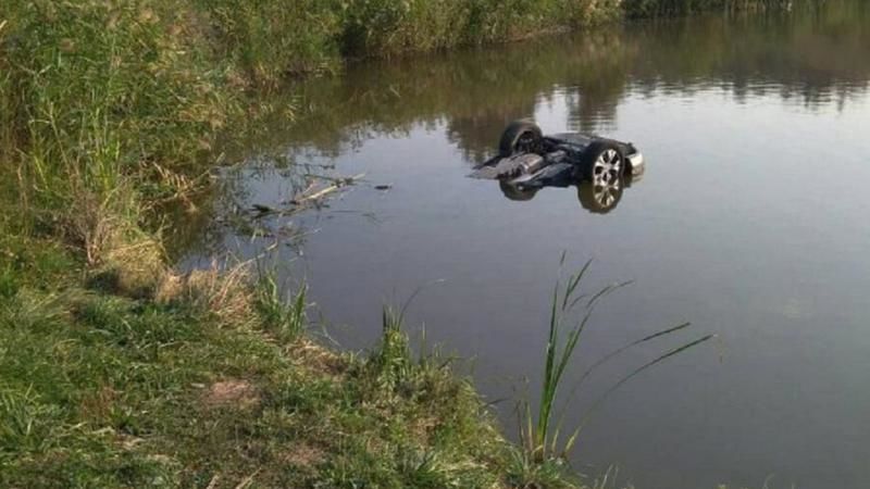 В Окницком районе автомобиль затонул в озере: двое погибли