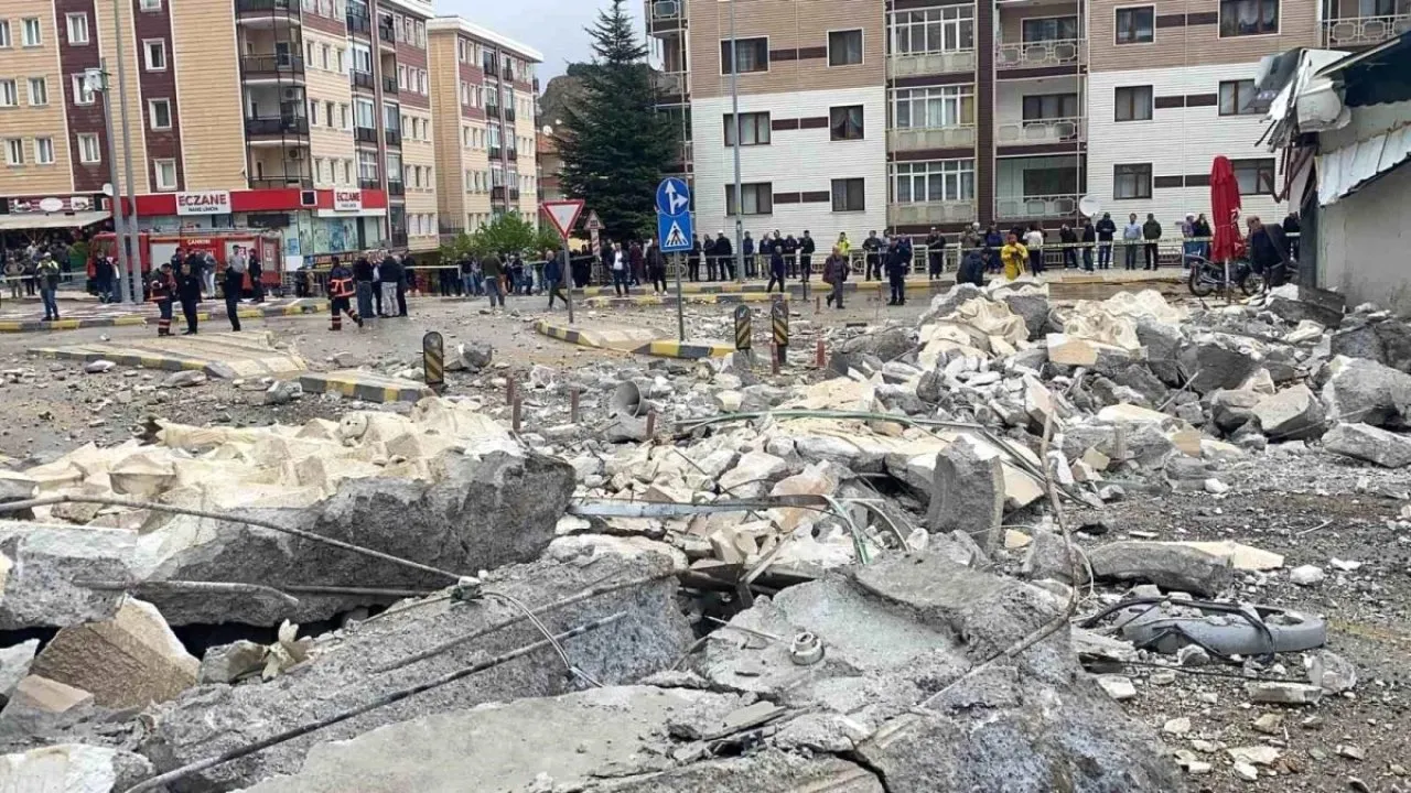 В Турции ураган снес минарет мечети и крыши зданий