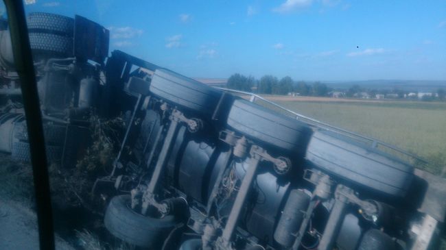 Accident in apropiere de Cahul. Un camion s-a rasturnat de pe traseu