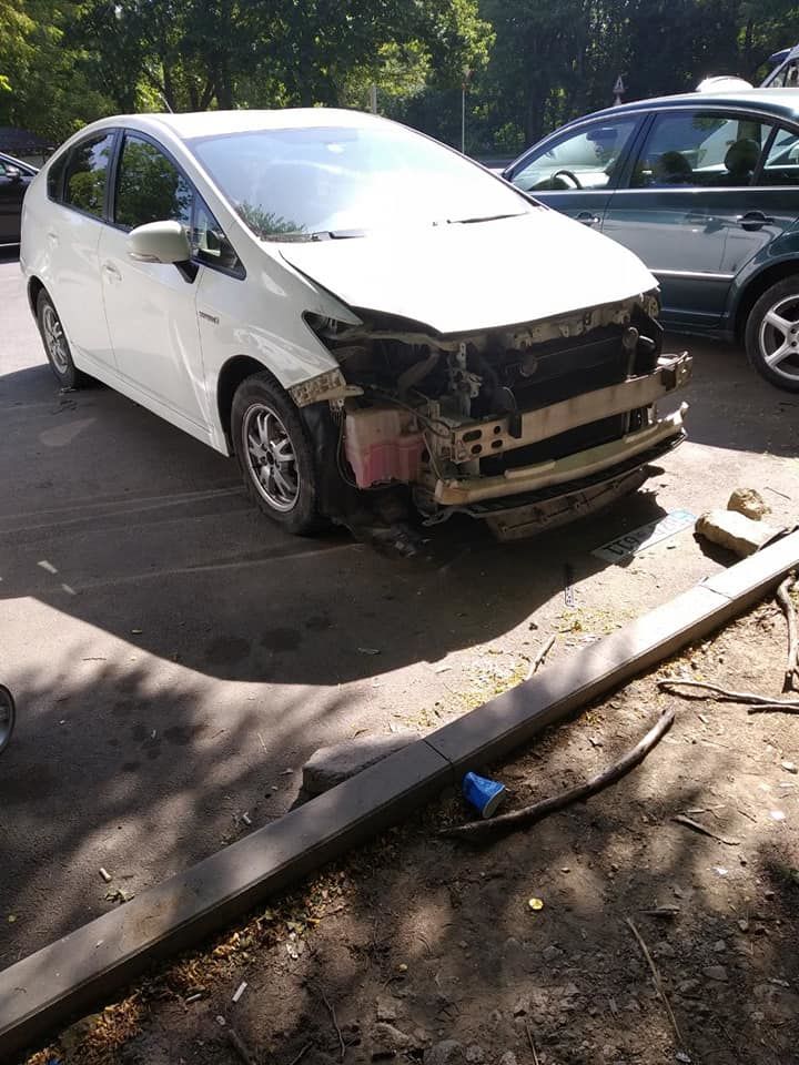 В Кишиневе автоворы "разобрали" Toyota Prius