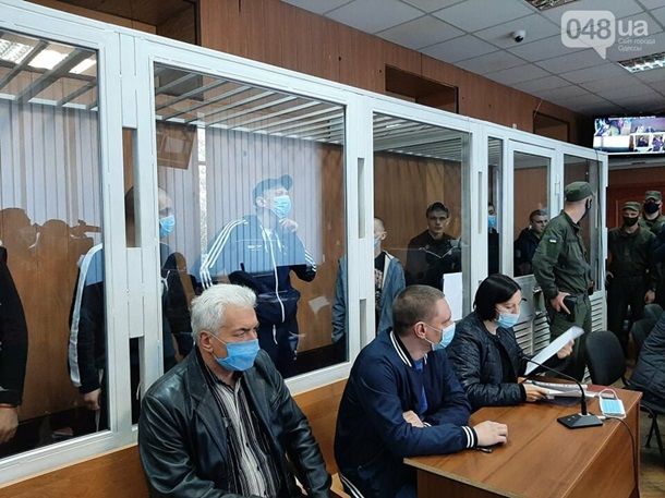 В Одессе на суде семь заключенных вскрыли вены