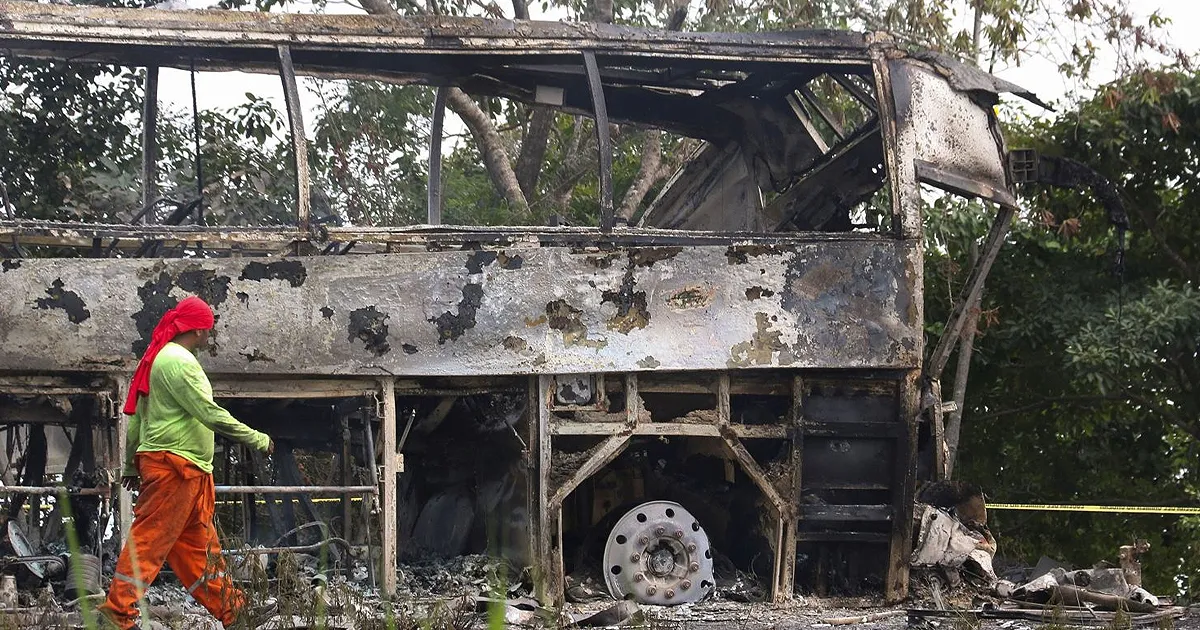 Un autobuz s-a ciocnit cu un camion în Mexic: Peste 30 de persoane au murit