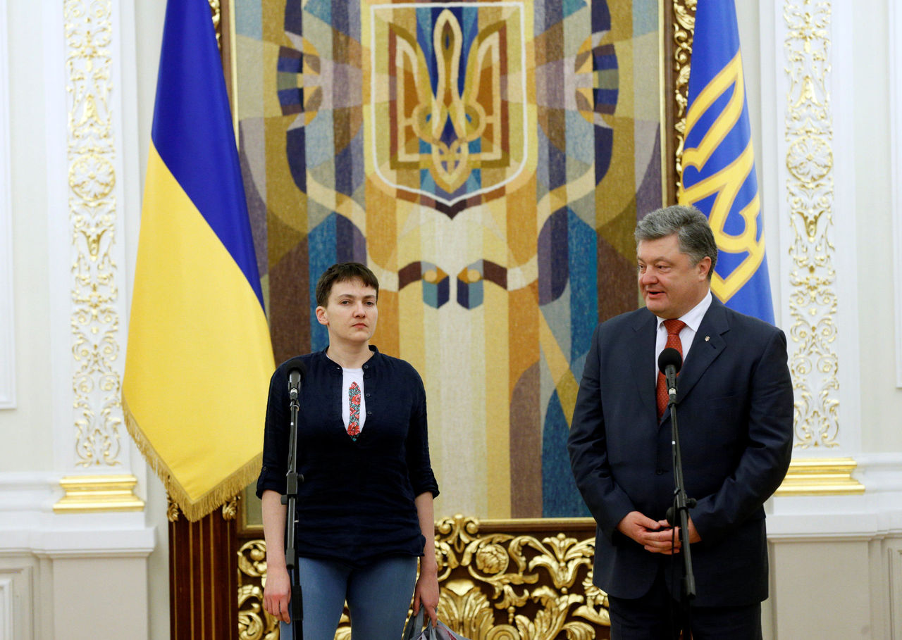Пётр Порошенко выдал Надежде Савченко орден