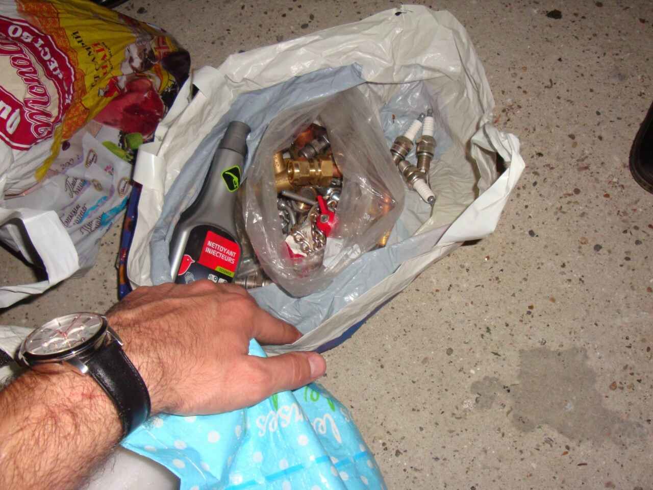 Piese auto de schimb, interzise de a fi introduse în ţară, reţinute la frontieră