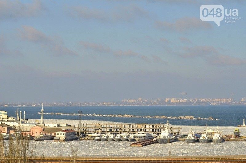 Военные корабли вмерзли в лед в Одессе