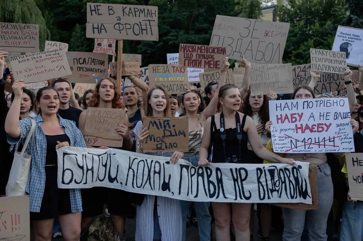 В Киеве прошел 4-й день протестов: акции уже не массовые