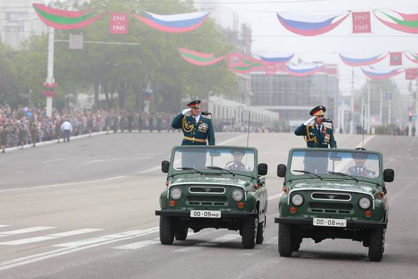 На военном параде в Тирасполе прошли российские военные