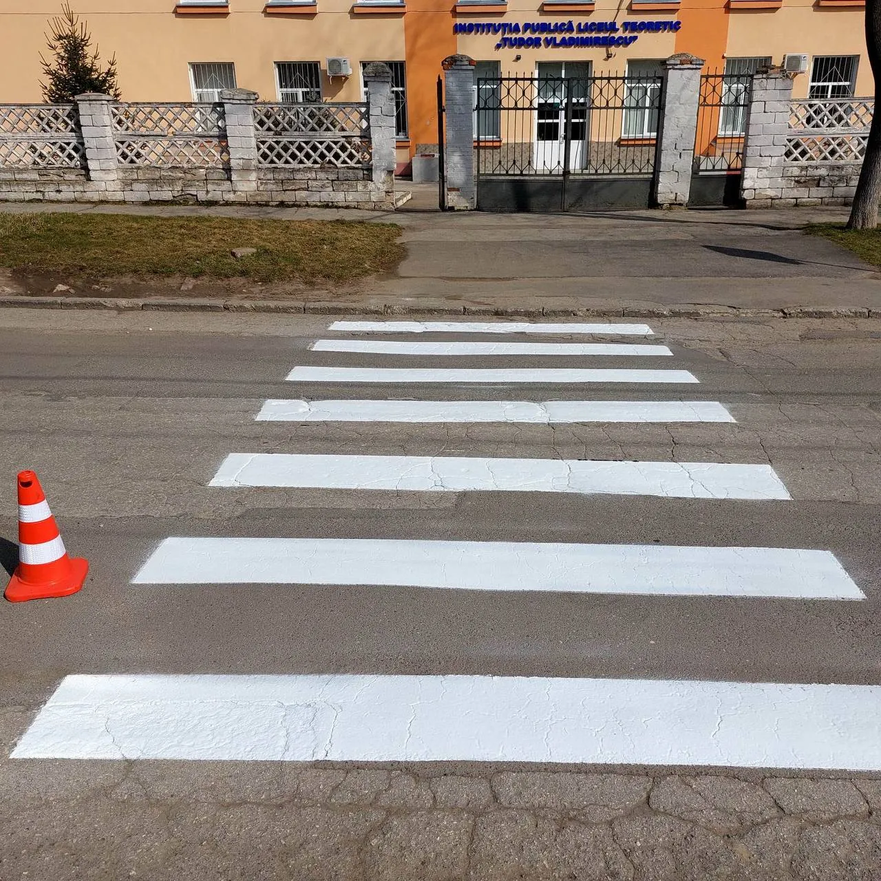 În Capitală au început lucrările de înnoire a marcajelor rutiere