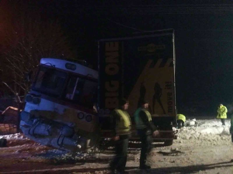 В Словакии столкнулись пассажирский поезд и грузовик, 7 человек ранены