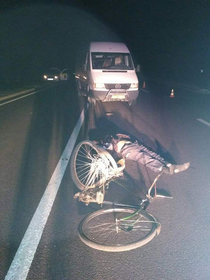 Mercedes Sprinter насмерть сбил уснувшего на трассе велосипедиста