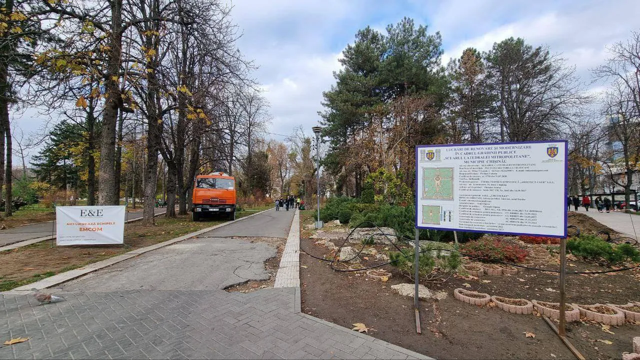 Продолжаются работы по восстановлению сквера у Кафедрального собора в Кишиневе
