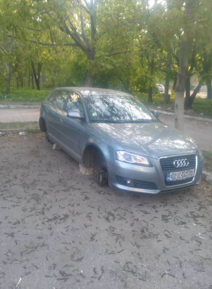 Surpriză pentru un șofer din Capitală: Mașina a rămas fără roţi peste noapte
