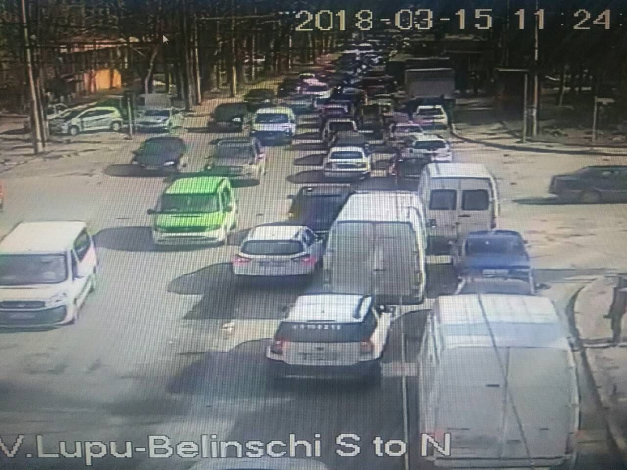 Служба InfoTrafic информирует о пробках в Центре и на Ботанике