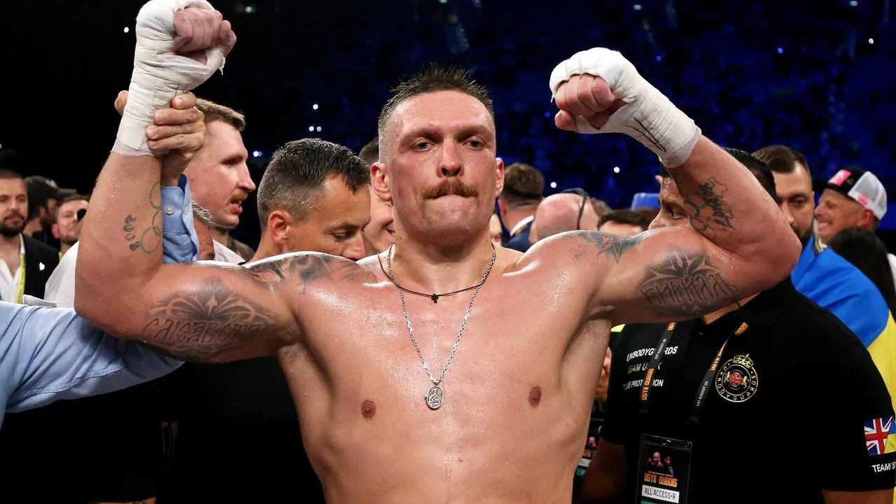 Усик зрелищно нокаутировал Дюбуа и сохранил чемпионские пояса