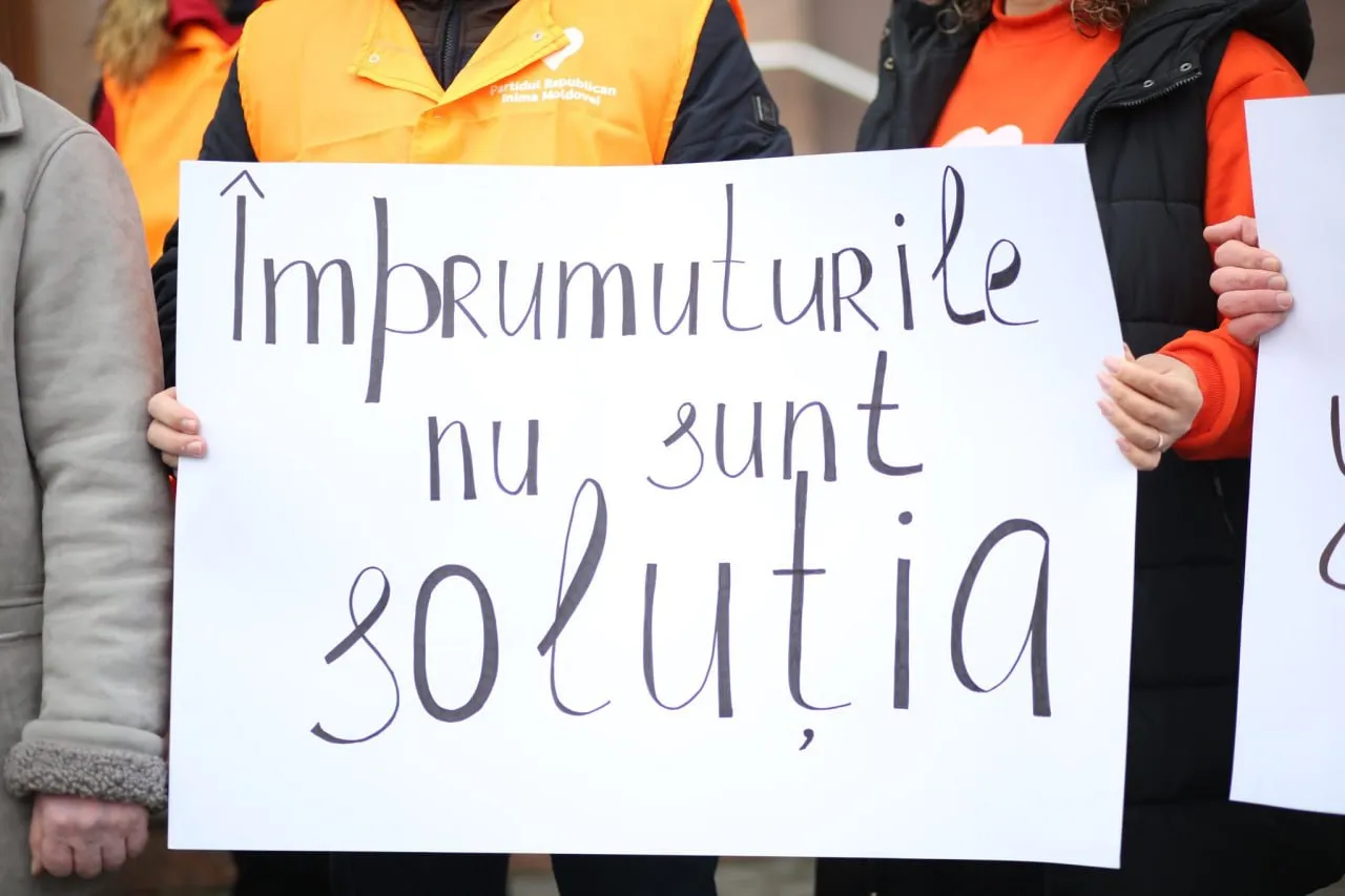 Активисты партии "Сердце Молдовы" провели протест у здания Министерства финансов