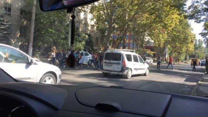 Moldova într-o singură imagine. Ce fac o profesoară şi elevii săi este revoltător
