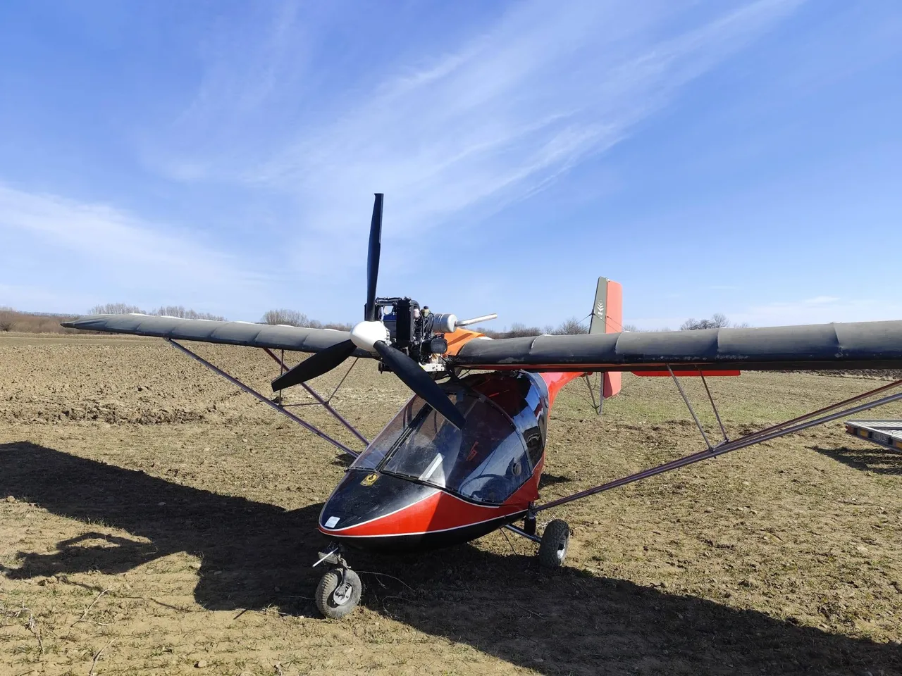 Un ucrainean a fugit de război cu un avion de mici dimensiuni și a aterizat în România
