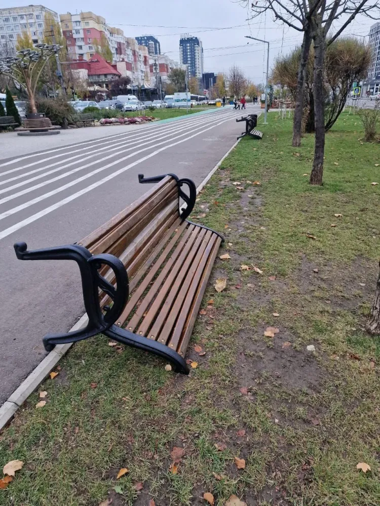 На Чеканах неизвестные перевернули скамейки на аллее
