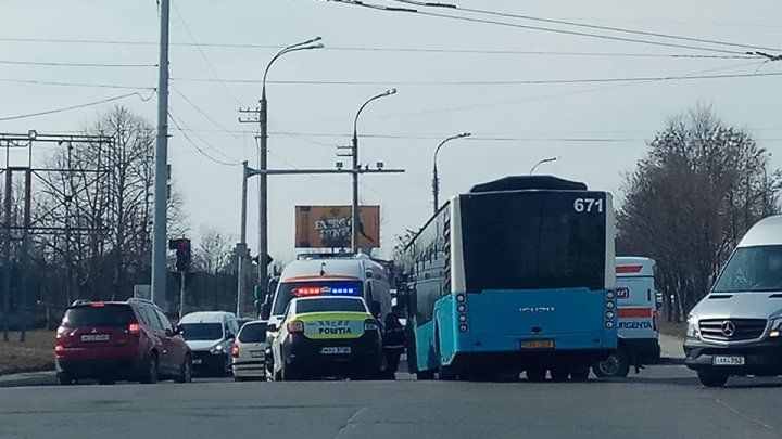 На Ботанике столкнулись рейсовый автобус и “скорая”